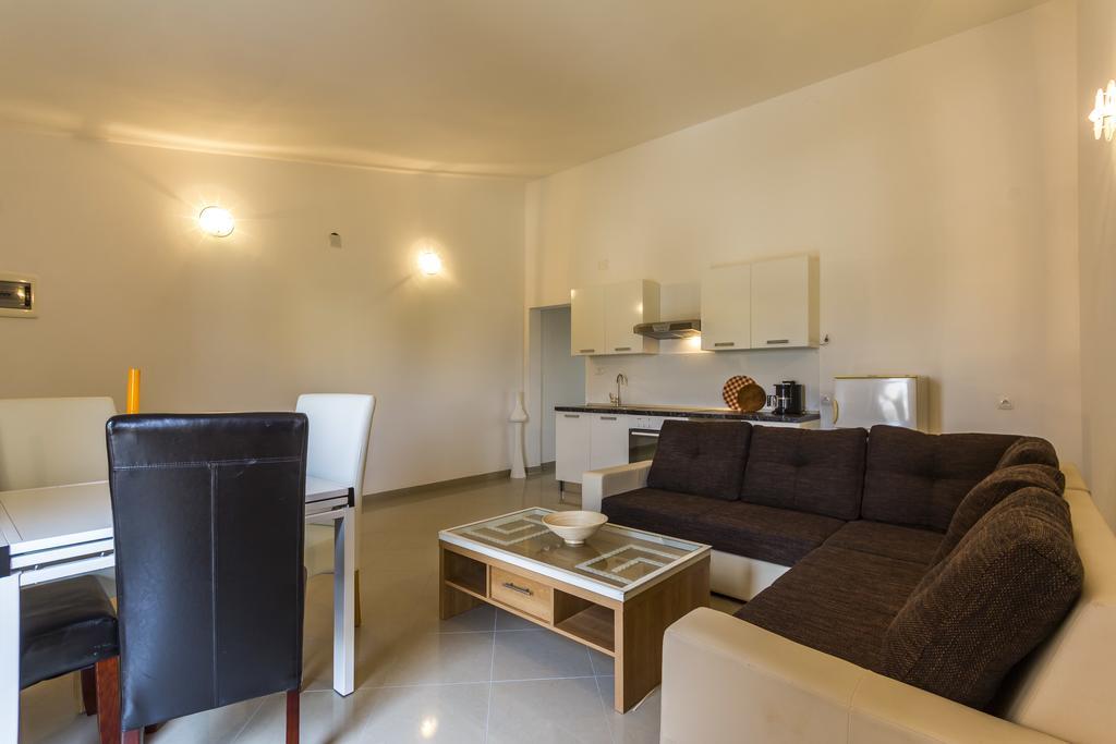 Apartments Gloria Liznjan Bagian luar foto