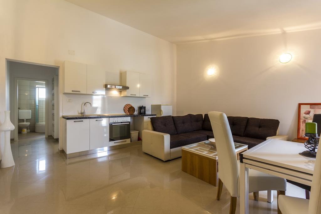 Apartments Gloria Liznjan Bagian luar foto