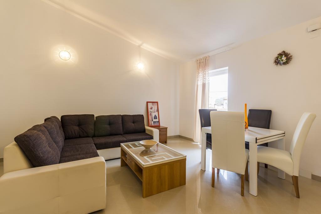 Apartments Gloria Liznjan Bagian luar foto