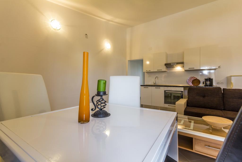 Apartments Gloria Liznjan Bagian luar foto